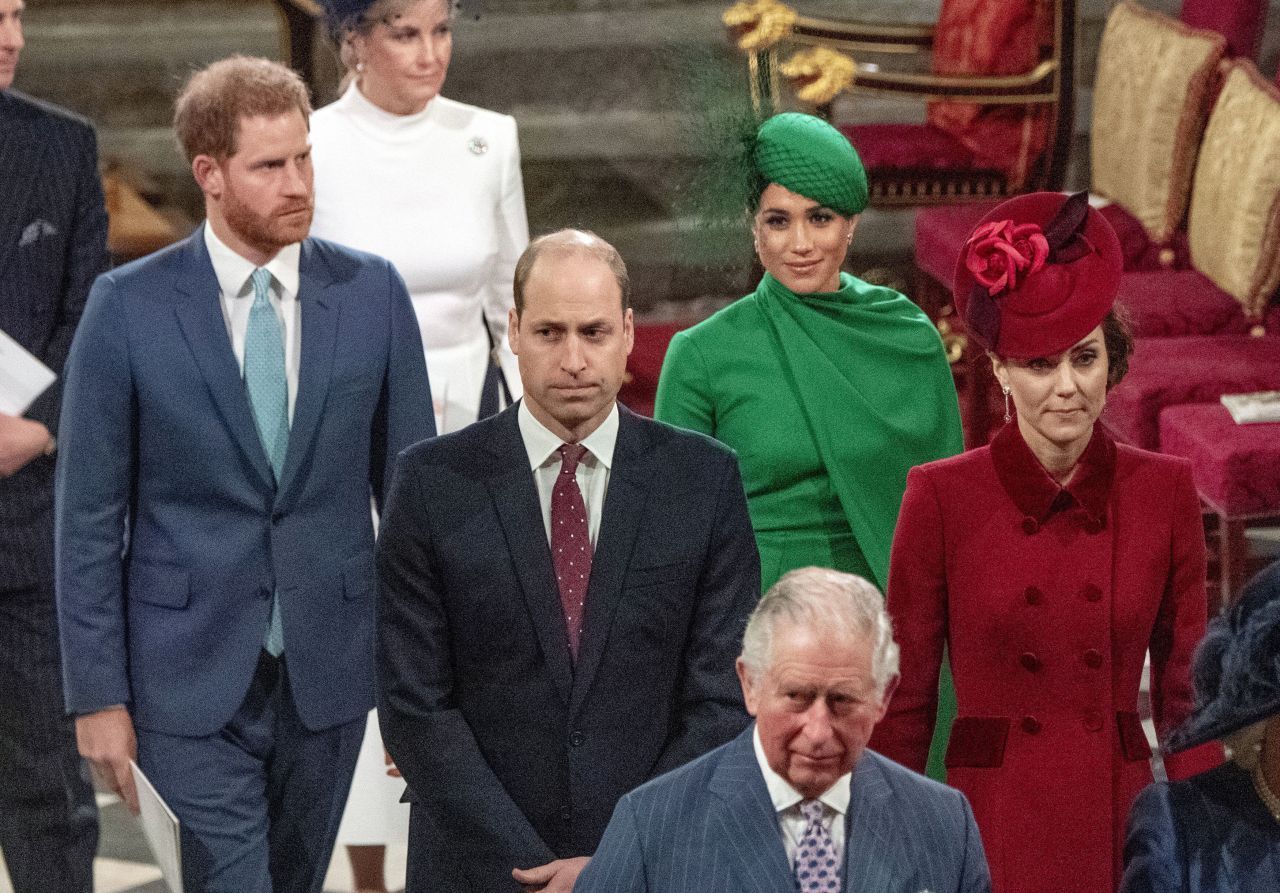 William trägt seit dem Tod seiner Großmutter den Titel Prinz von Wales, den der Thronfolger üblicherweise trägt. Kate Middleton trug bisher den Titel Herzogin von Cambridge. Nach dem Tod von Königin Elizabeth wurde ihr der Titel Herzogin von Cornwall verliehen.
Kate wird außerdem den Titel der Prinzessin von Wales annehmen, den früher Prinzessin Diana trug.
Auch George, das erste Kind von William und Kate, soll nicht mehr nur