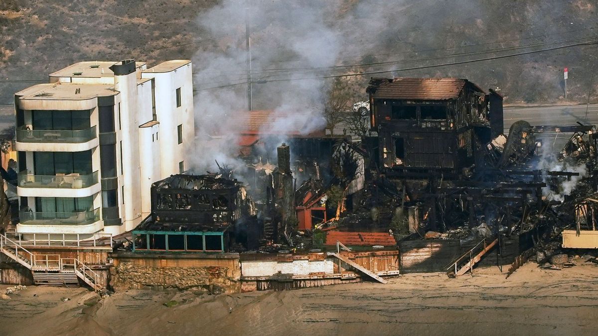 USA, Malibu: Vom Palisades-Feuer zerstörte Grundstücke am Strand.