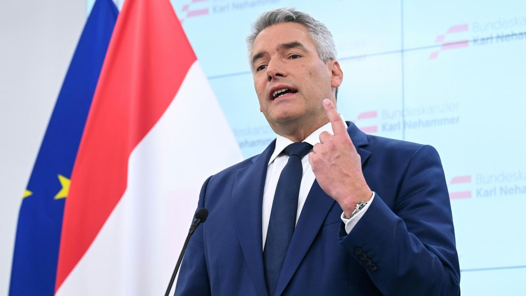 Karl Nehammer (ÖVP), Bundeskanzler von Österreich, gibt eine Pressekonferenz nach einem Gespräch mit FPÖ-Chef Kickl. Mit Verweisen auf Österreichs NS-Geschichte und russische Geheimdienst-Aktivitäten hat Kanzler Karl Nehammer eine künftige Koalition mit der rechten FPÖ unter Parteichef Kickl endgültig ausgeschlossen. 