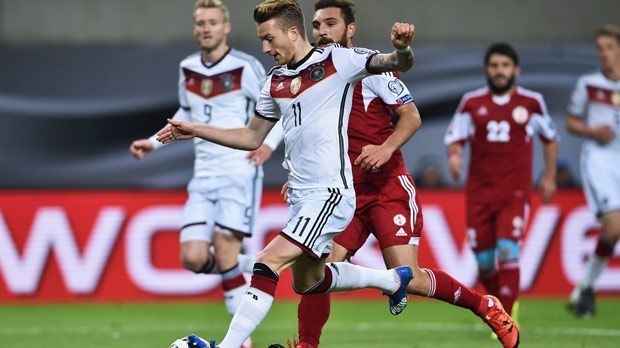 
                <strong>Marco Reus</strong><br>
                Marco Reus: Hätte vor der Pause drei oder vier Tore erzielen können, allein zwei Hundertprozenter lässt der BVB-Flügelflitzer liegen. Merklich gehandicapt durch Verletzungspausen. Löw erlöst ihn aber erst nach 89 Minuten. ran-Note: 5.
              