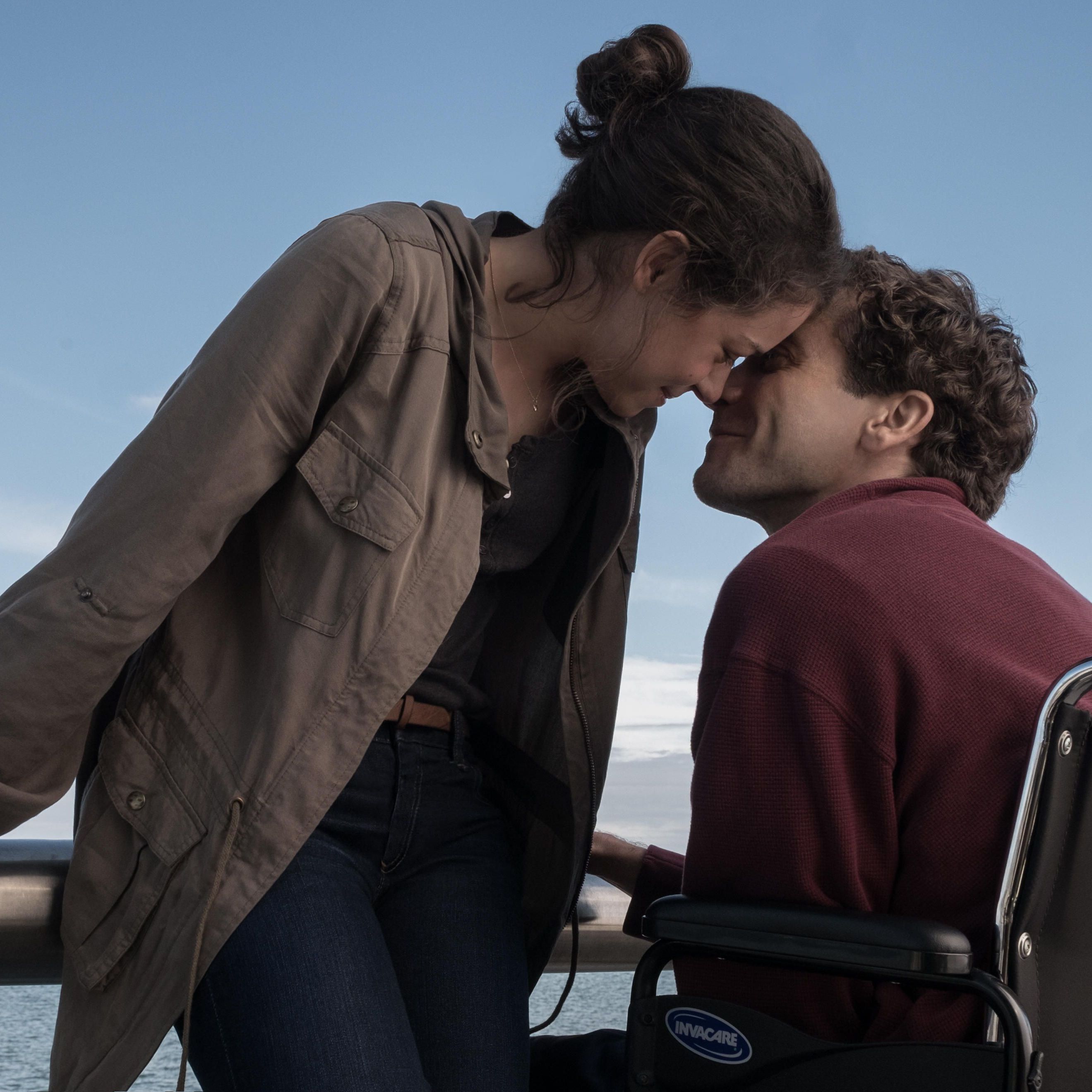 "Stronger" mit Tatiana Maslany (links) und Jake Gyllenhaal (rechts)