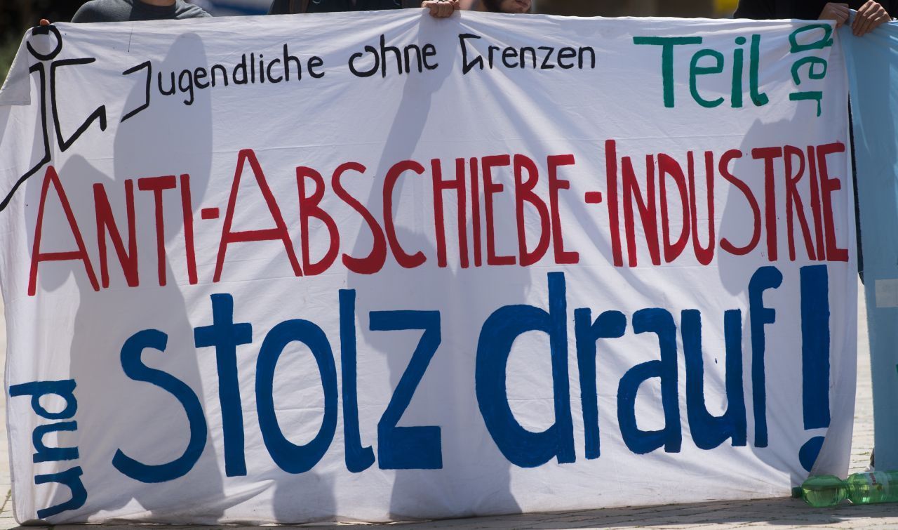 2018: "Anti-Abschiebe-Industrie". Laut der Jury unterstelle der Ausdruck Helfenden von abgelehnten Asylbewerber:innen, sie wollten kriminell gewordene Geflüchtete schützen und damit in großem Maßstab Geld verdienen.
