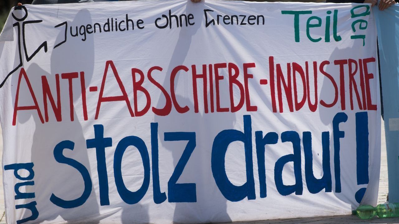 2018: "Anti-Abschiebe-Industrie". Laut der Jury unterstelle der Ausdruck Helfenden von abgelehnten Asylbewerber:innen, sie wollten kriminell gewordene Geflüchtete schützen und damit in großem Maßstab Geld verdienen.