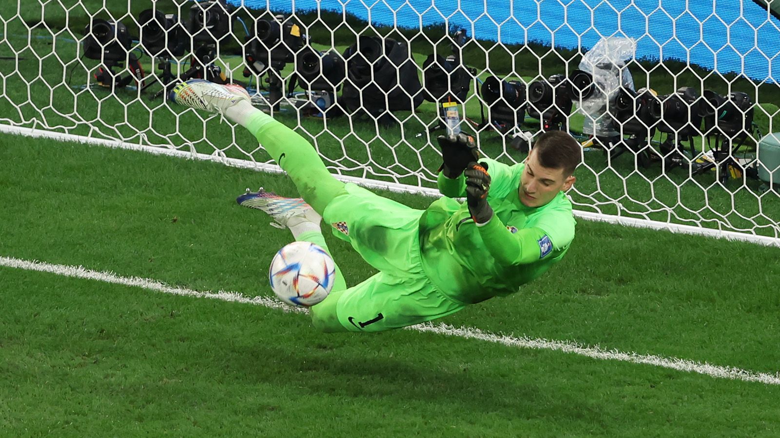 
                <strong>Platz 3: Kroatien aka der ewige Underdog</strong><br>
                Damit schossen die Kroaten sogar Titelfavorit Brasilien aus dem Turnier. Und bleiben trotzdem irgendwie der Underdog, dem so keiner den ganz großen Wurf zutraut. Warum: Weil der Großteil der Mannschaft eigentlich aus eher soliden, aber unspektakulären Spielern besteht. 
              