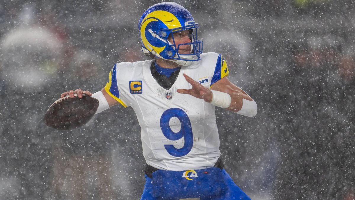 PHILADELPHIA, PA - JANUARY 19: Los Angeles Rams quarterback Matthew Stafford (9) throws the ball during the NFC Divisional Playoff game between the Philadelphia Eagles and the Los Angeles Rams on J...