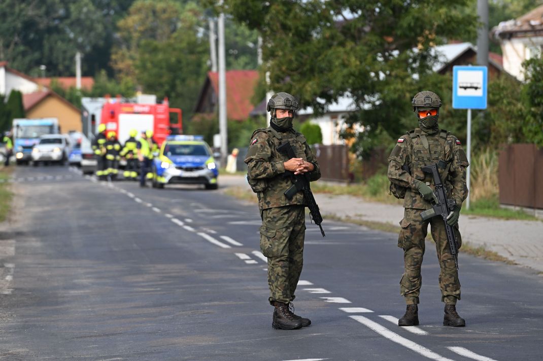 Rettungskräfte und Polizei sind am Ort eines Drohnenangriffs im polnischen Wyryki im Einsatz.