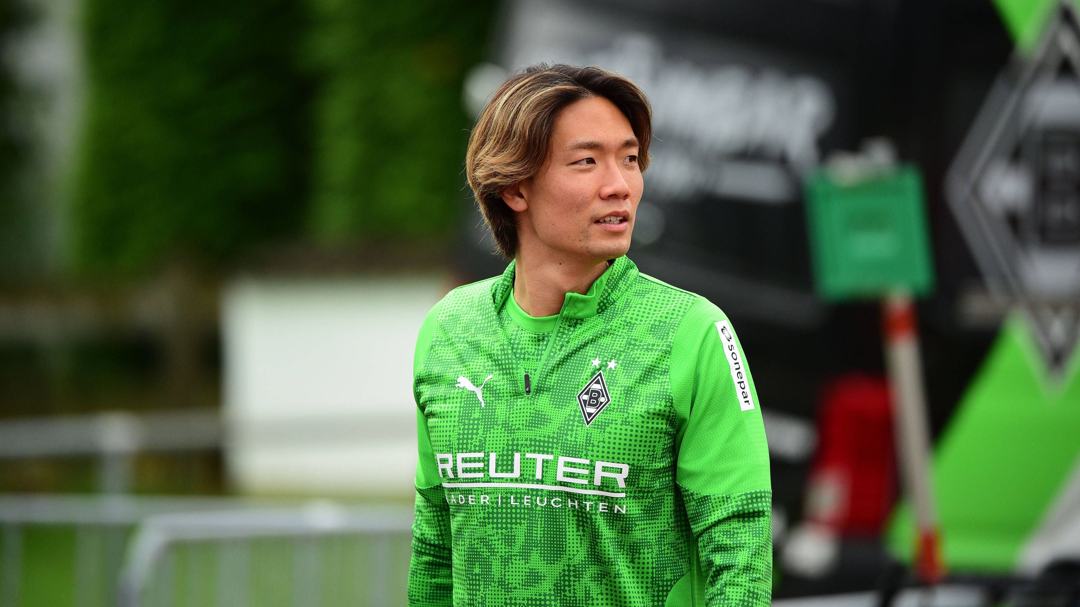 <em><strong>Ko Itakura (Borussia Mönchengladbach)</strong><br>Ko Itakura soll die "Fohlen" in dieser Transferperiode bei einem entsprechenden Angebot verlassen dürfen. Wie der "kicker" berichtet, buhlt neben Ajax Amsterdam auch Feyenoord Rotterdam um den 28-jährigen Verteidiger aus Japan. Demnach geht es um eine Ablöse um die zehn Millionen Euro. Gladbachs Geschäftsführer Sport Roland Virkus&nbsp;soll jedoch bei einem Restvertrag von nur einem Jahr mindestens zwölf Millionen Euro fordern.</em>