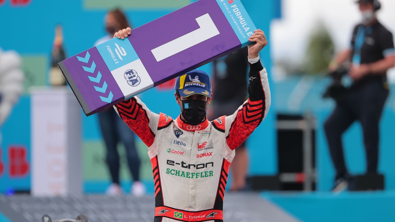 
                <strong>Der Fanboost-Titel geht an ...</strong><br>
                ... zwei Fahrer. Zum einen an Lucas di Grassi - der Brasilianer erhielt bisher 44 Fanboosts in seiner Karriere, mehr als jeder andere Fahrer. Zum anderen an Stoffel Vandoorne - der Belgier holte nicht nur die meisten Siege im Fanboost-Voting (24), sondern auch das beste Einzel-Ergebnis (35,55 Prozent der Stimmen). Bislang konnte Vandoorne seine Ausnahmestellung beim Fanboost aber erst zwei Mal auch in einen Rennsieg ummünzen: beim Saisonfinale 2020 in Berlin und 2021 in Rom. Anders Jean-Eric Vergne: Der Franzose wurde bereits zwei Mal Formel-E-Champion, obwohl er in seiner Karriere nur fünf Mal den Fanboost erhielt.
              