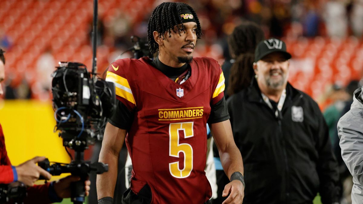 NFL, American Football Herren, USA Atlanta Falcons at Washington Commanders Dec 29, 2024; Landover, Maryland, USA; Washington Commanders quarterback Jayden Daniels (5) looks on while leaving the fi...