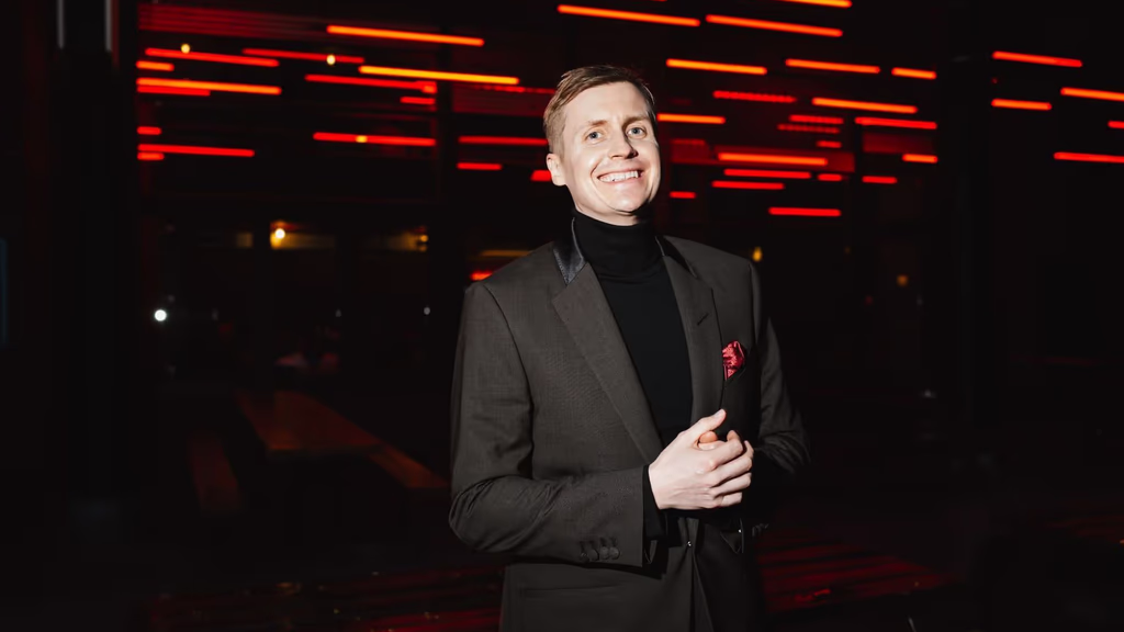 Till Reiners' neue Late-Night-Show im ZDF - mit Gästin Hazel Brugger