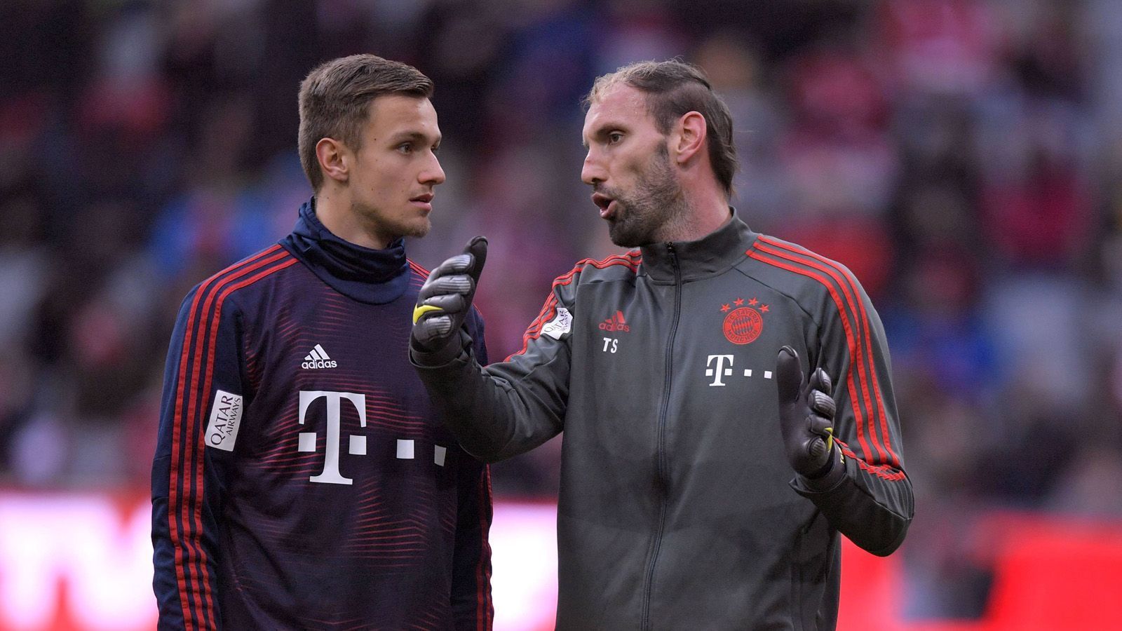 
                <strong>Tom Starke</strong><br>
                Tom Starke (rechts) ist seit 2012 im Verein und wurde zunächst als Backup für Manuel Neuer verpflichtet. Im Laufe der Zeit entwickelte sich Starke trotz geringer Einsatzzeiten zu einem Leader und wichtigen Ansprechpartner für junge Torhüter. Schon während seiner aktiven Zeit betreute er die Nachwuchs-Keeper des FC Bayern, seit seinem Karriereende ist er als Torwart-Trainer der U19 tätig. 
              