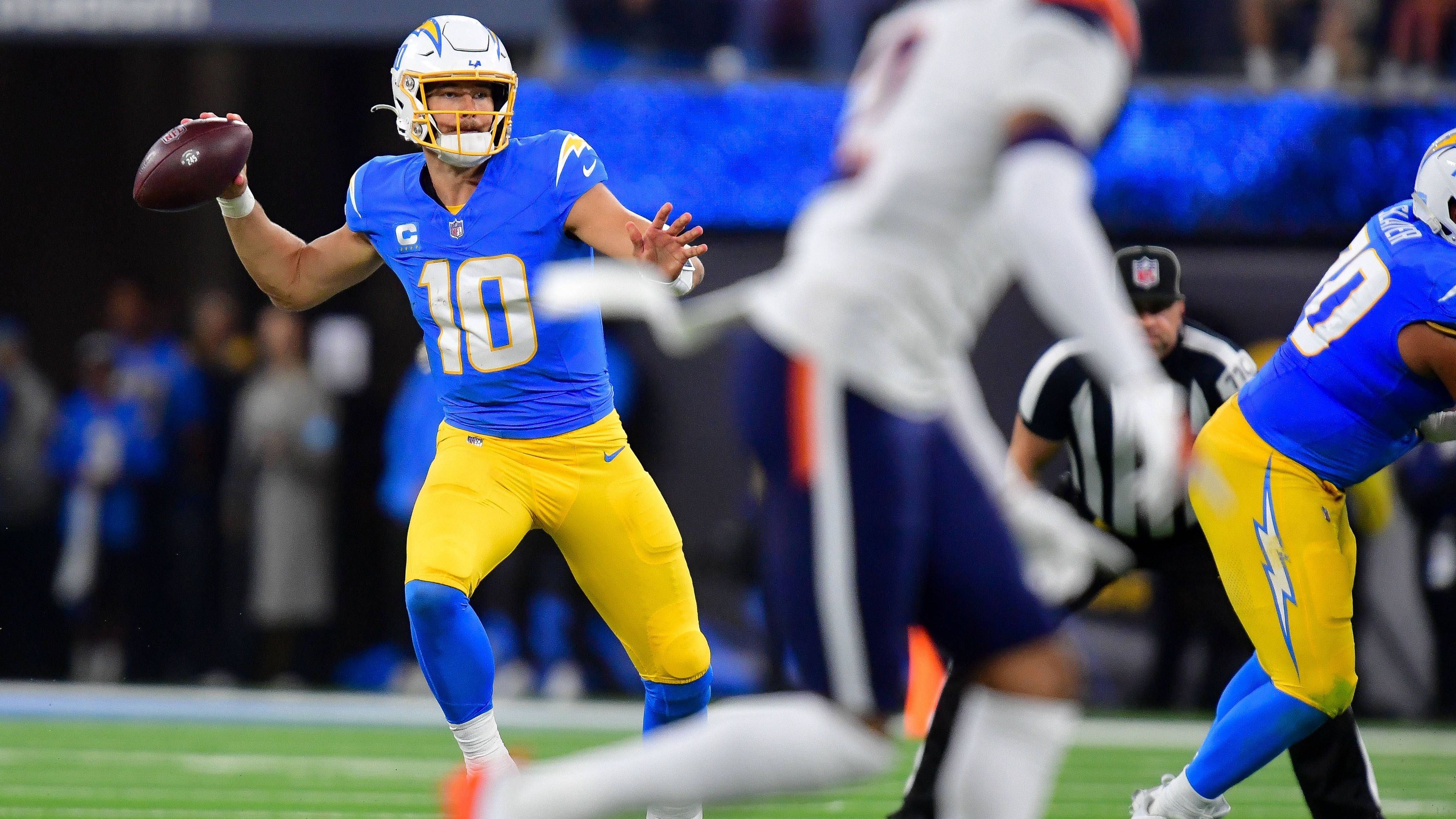 <strong>Denver Broncos at Los Angeles Chargers 8:21</strong><br>Die Broncos-Offensive hat große Schwierigkeiten, während Justin Herbert weiterhin wie ein Top-5-Quarterback der Liga auftritt. Trotz des schmerzhaften verletzungsbedingten Ausfalls von Khalil Mack präsentiert sich die Chargers-Defense von ihrer besten Seite und lässt Bo Nix und Co. keine Chance.