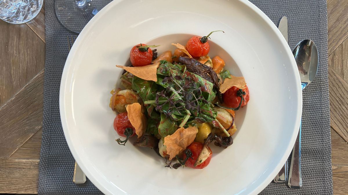 Hausgemachte Gnocchi mit sautierte Austernpilze, Parmesanschaum, Pinienkerne und marinierter Rucola