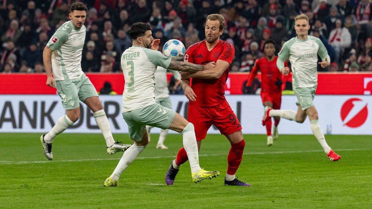 Beim Zweikampf mit Harry Kane (FC Bayern Muenchen, 9) unterlaeuft Anthony Jung (SV Werder Bremen, 3) ein Handspiel, welches zu einem Elfmeter Strafstoss fuer die Bayern fuehrt. GER, FC Bayern Muenc...