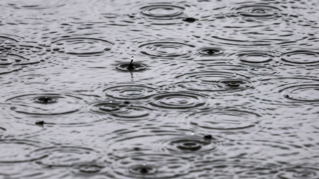 Regen prasselt auf die Wasseroberfläche des Hopfensees. 