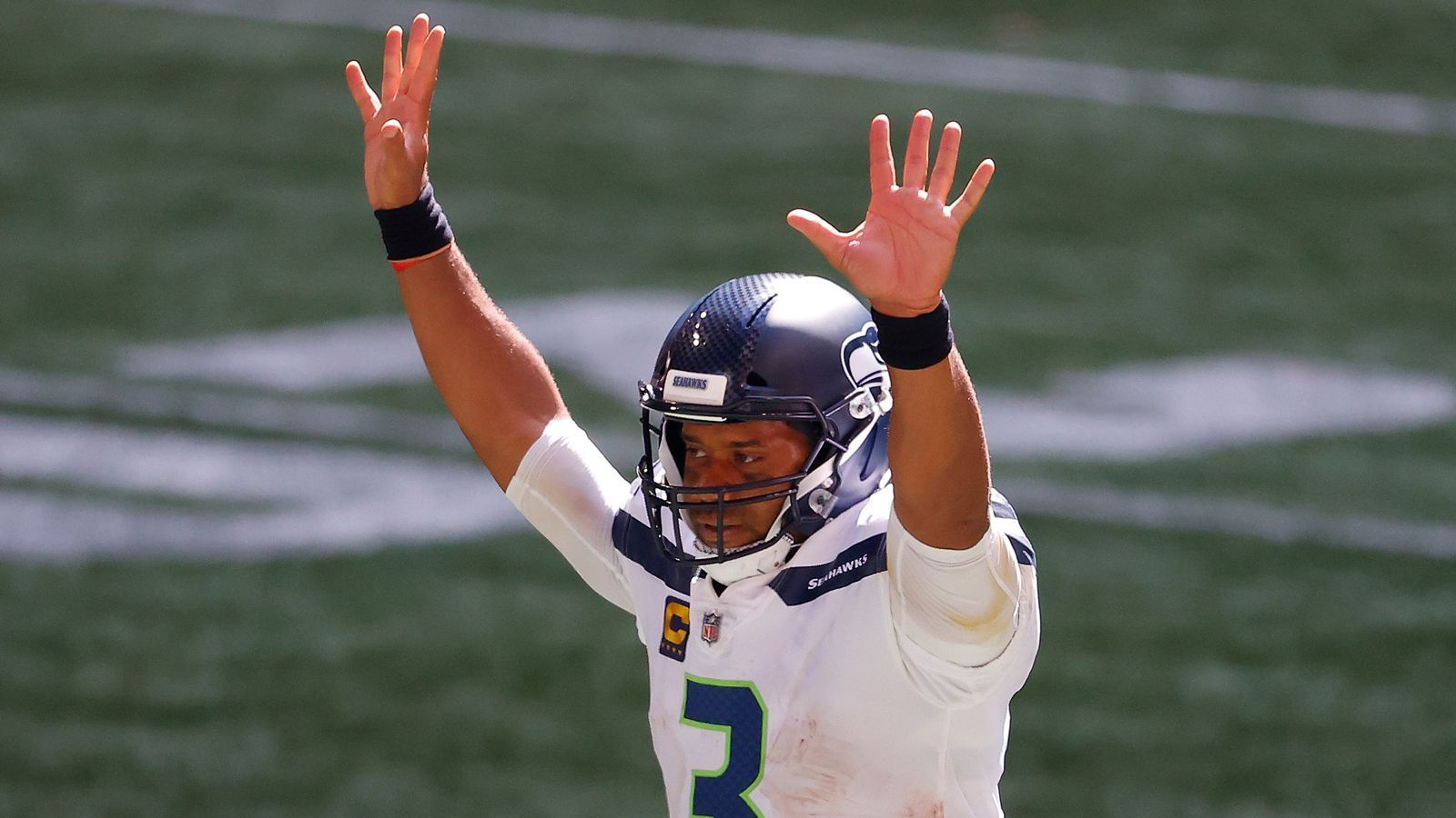 
                <strong>Week 1: Wilson holt Young ein</strong><br>
                Russell Wilson befindet sich nach Week 1 2020 in einem äußerst elitären Kreis. Zusammen mit Steve Young ist der Quarterback der Seattle Seahawks nun der einzige Spieler der NFL-Geschichte, der 30.000 Passing- und 4.000 Rushing Yards vorweisen kann. Young kam in seiner Karriere auf 33.124 Passing- und 4.239 Rushing-Yards. Wilson steht bei 30.056 bzw. 4.022. Viel fehlt nicht mehr, dann ist der Seahawk ganz offiziell der beste Dual-Threat-Quarterback, der jemals spielte.
              