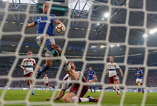 
                <strong>Xabi Alonso gegen Schalke: Das Debüt für Bayern</strong><br>
                Am Ausgleichstreffer zum 1:1 durch Benedikt Höwedes ist Alonso beteiligt. Als er auf der Linie klären will, schießt er den Schalker an - und der Ball landet im Tor. Die Bayern reklamieren lautstark Handspiel von Höwedes - vergebens.
              