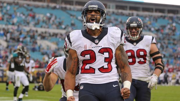 
                <strong>Arian Foster</strong><br>
                Arian Foster: Verpasste 2015 wegen eines Risses der Achillessehne den Großteil der Saison und wurde nun entlassen. Seitdem ist Foster Free Agent - weckt aber offenbar das Interesse der Miami Dolphins. Durchaus möglich also, dass der 29 Jahre alte Running Back bald vom Markt ist. Seine beste Saison hatte Foster 2014, als er 1246 Rushing Yards in 13 Spielen verbuchen konnte.
              