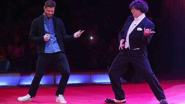
                <strong>Xabi Alonso spielt Luftgitarre</strong><br>
                Xabi Alonso spielt Luftgitarre: Die Bayern im Pokal eine Runde weiter geschossen, jetzt rockt er die Manege. Der Spanier macht auch als Luftgitarrenspieler eine gute Figur.
              