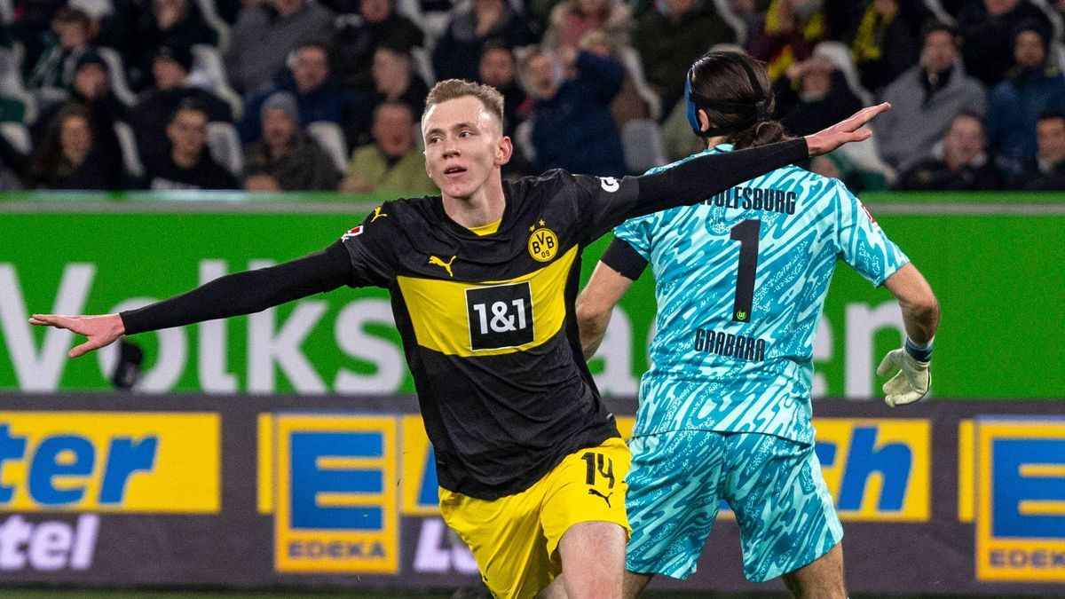 22.12.2024: Fußball: VfL Wolfsburg - Borussia Dortmund, 15. Spieltag in der Volkswagen Arena Dortmunds Maximilian Beier jubelt nach seinem Tor zum 0:2. WICHTIGER HINWEIS: Gemäß den Vorgaben der DFL...