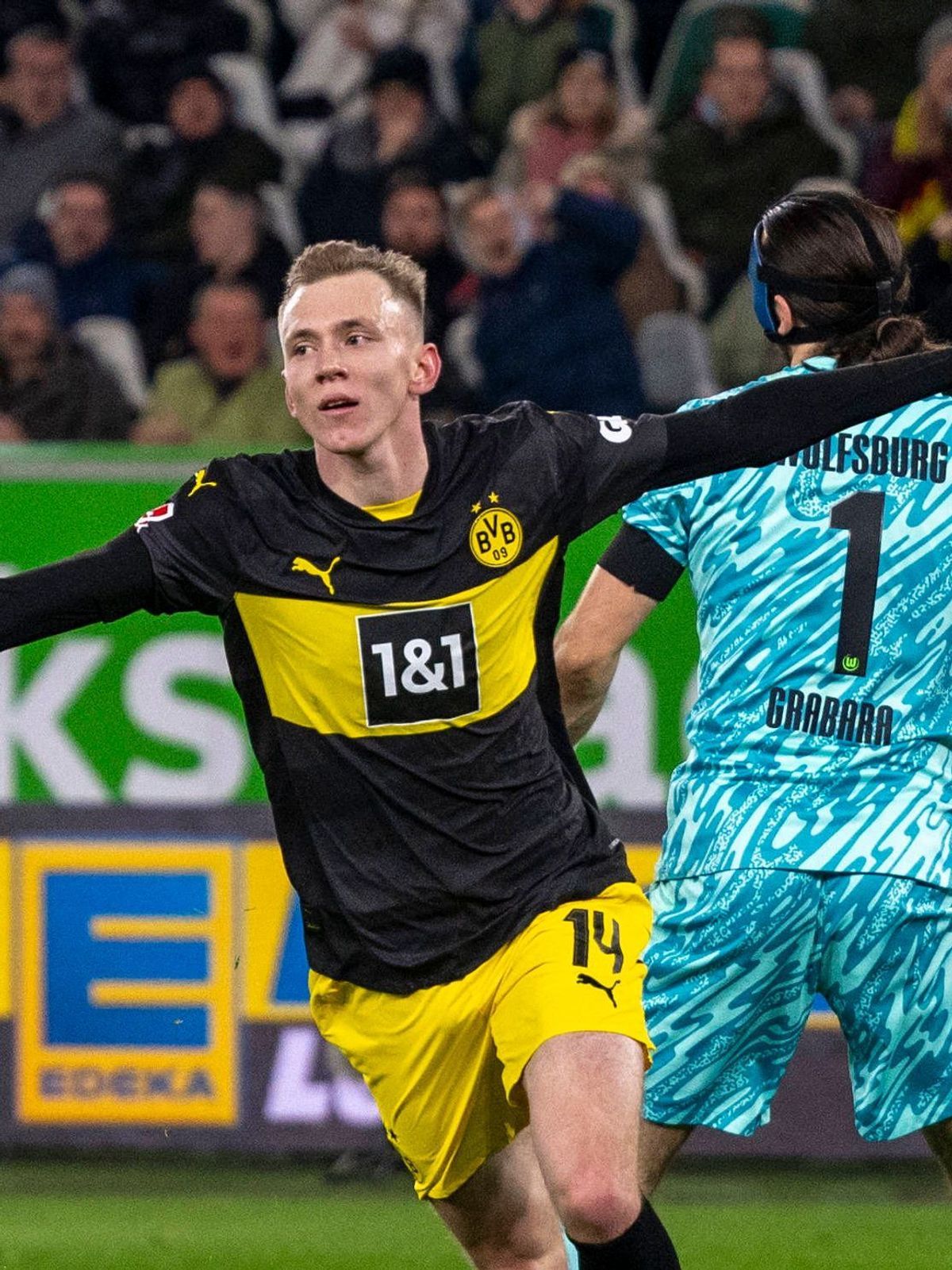 22.12.2024: Fußball: VfL Wolfsburg - Borussia Dortmund, 15. Spieltag in der Volkswagen Arena Dortmunds Maximilian Beier jubelt nach seinem Tor zum 0:2. WICHTIGER HINWEIS: Gemäß den Vorgaben der DFL...