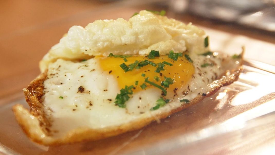 Für dein neues Lieblings-Frühstück brauchst du nur 3 Zutaten. Wie der Ei-Burger gelingt, zeigen wir unten!