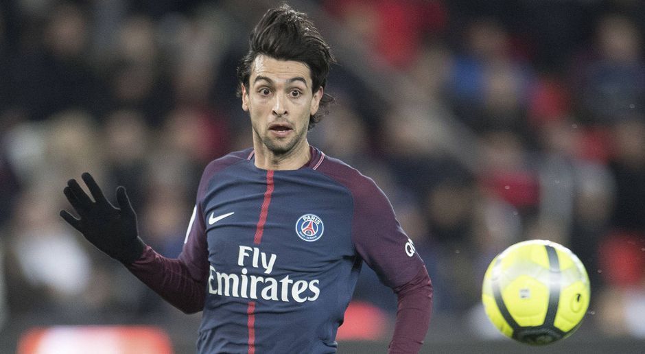 
                <strong>Javier Pastore (Paris Saint-Germain)</strong><br>
                Der Argentinier kommt für Motta in das Spiel und bringt Hoffnung auf einen erfolgreichen Abend. Sein starker Kopfball springt letztendlich Cavani an das Knie und sorgt so für den zwischenzeitlichen Ausgleich. Dafür aber leitet sein Ballverlust das 1:2 ein - damit ist die Hoffnung wieder zunichte gemacht. ran-Note 3
              