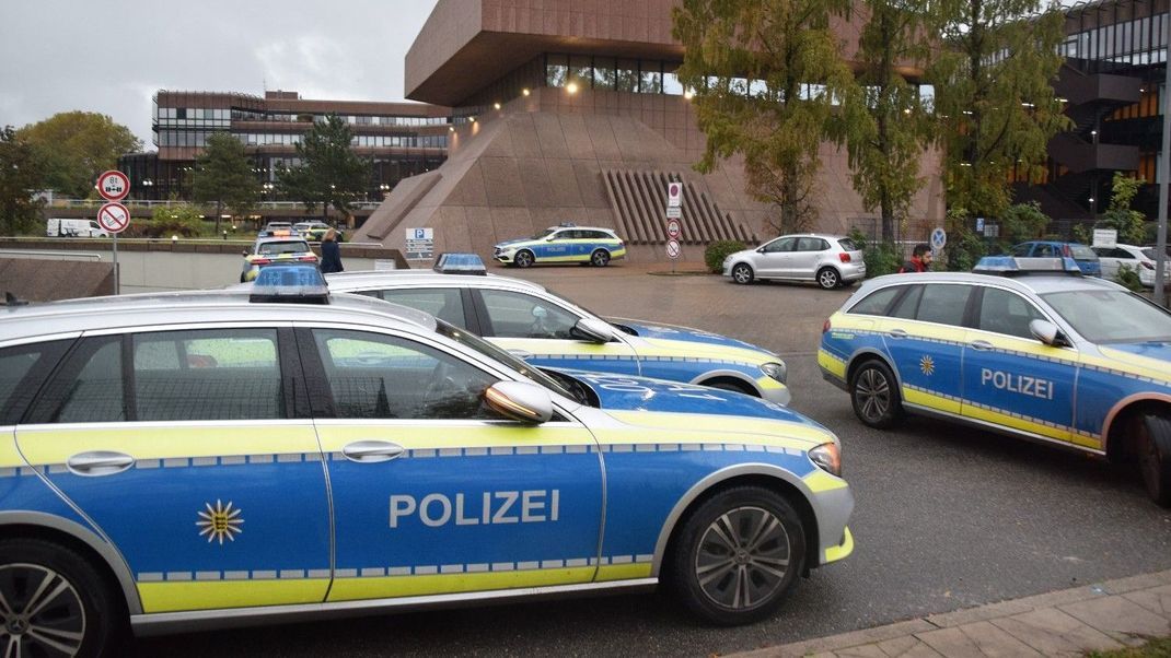 Mehrere Einsatzfahrzeuge der Polizei stehen auf dem Gelände der Hochschule der Bundesagentur für Arbeit. 