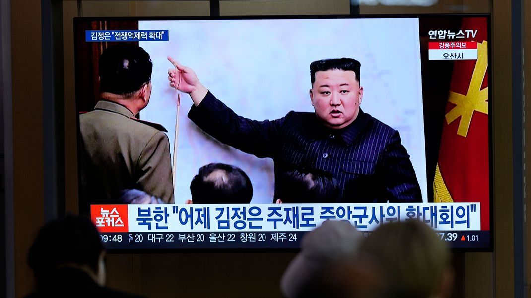 Ein Fernsehbildschirm in Seoul, Südkorea zeigt ein Bild des nordkoreanischen Führers Kim Jong Un.