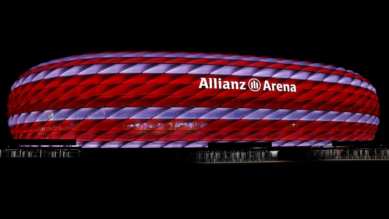 
                <strong>FC Bayern München</strong><br>
                &#x2022; Aktueller Name: Allianz Arena<br>&#x2022; Eröffnung des Stadions: Mai 2005<br>&#x2022; Altes Stadion: Olympiastadion<br>
              