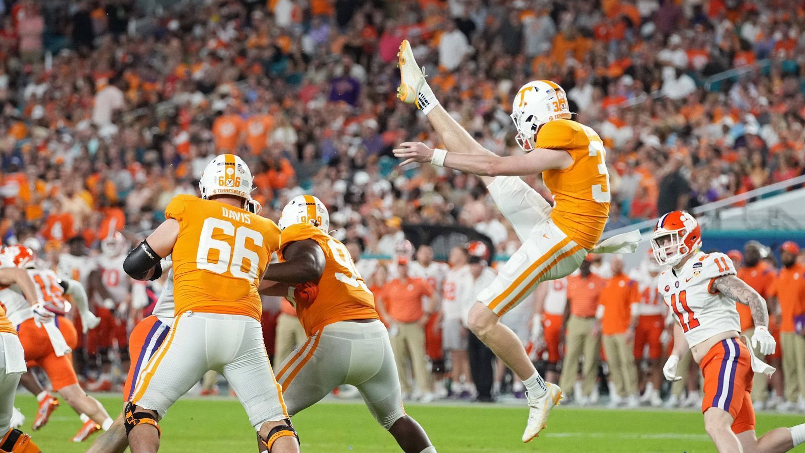 
                <strong>4. Platz - Punter: Paxton Brooks, Tennessee</strong><br>
                Paxton Brooks erzielte 2022 einen Durchschnittswert von 39,1 Yards pro Punt - sein längster Punt der Saison hatte eine Länge von 54 Yards. Wie bei Robbins aber ist diese Zahl ein wenig irreführend, weil die Offensive der Tennessee Volunteers so gut war, dass Brooks vermehrt kürzere Felder vor sich sah. Im Jahr 2021 erzielte er noch durchschnittlich 44 Yards pro Punt, der längste erreichte satte 64 Yards.
              