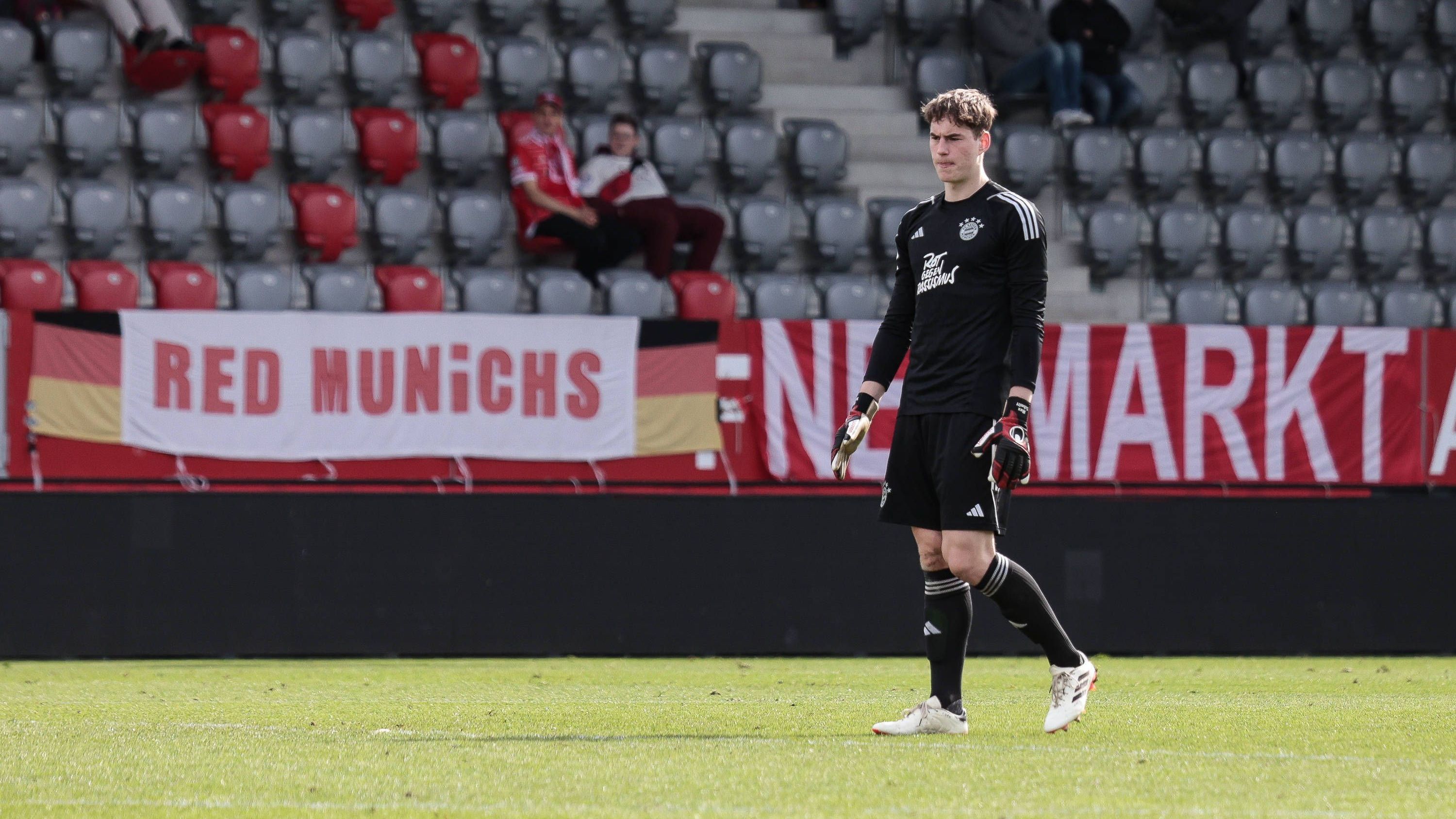 <strong>Max Schmitt (Torwart, 18)</strong><br>Schon sehr bald wird es bei ihm darauf ankommen, den Sprung in den Profibereich anzugehen. Bei den Profis des FCB ist die Konkurrenz allen voran mit Manuel Neuer sehr groß. Experimente mit sehr jungen Spielern gehen die Bayern hier eher nicht mehr ein. Eine Leihe könnte also dann der nächste Schritt sein – oder doch die große Überraschung? Das Potenzial hat er.
