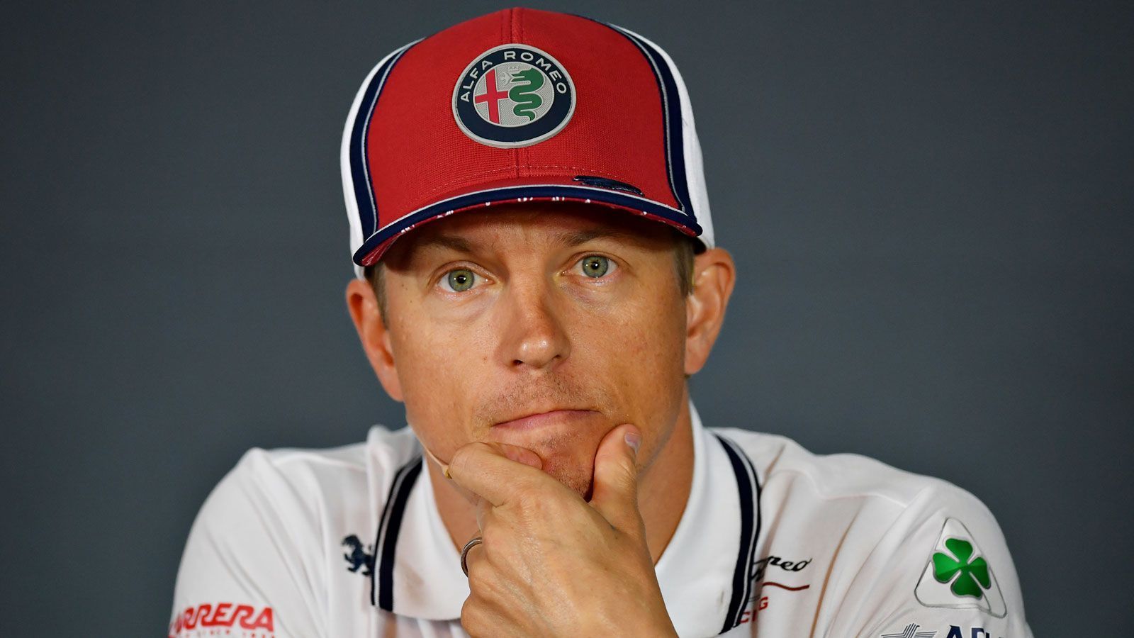 
                <strong>Kimi Räikkönen (Alfa Romeo Racing)</strong><br>
                Kimi Räikkönen ist der Routinier im Fahrerfeld. Schon 2001 stand er in der Startaufstellung, damals für Sauber. Dessen Nachfolger-Team Alfa Romeo hat sich der Finne bis Ende 2020 angeschlossen. Damit wird er auch den Rekord für die meisten Grand-Prix-Starts in der "Königsklasse" von Rubens Barrichello brechen - der Brasilianer bestritt 323 Rennen.Vertrag bis: Ende 2020
              