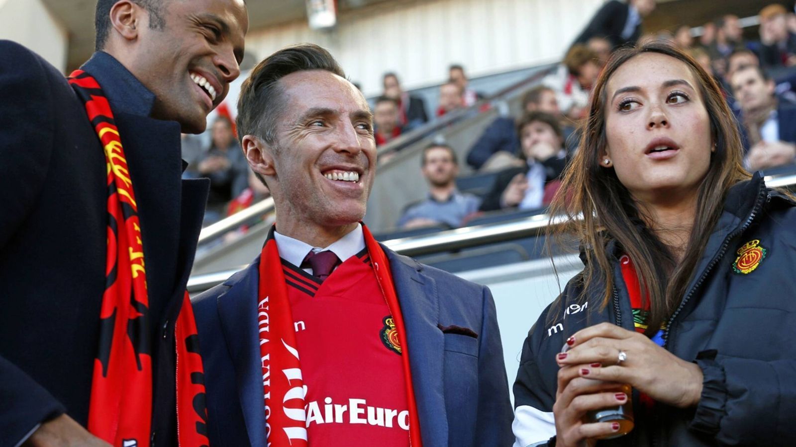 <strong>Steve Nash (RCD Mallorca)</strong><br>
                Seit 2016 steht der frühere NBA-Star Steve Nash als Gesicht für die Investoren-Gruppe, die die Mehrheit des spanischen Klubs RCD Mallorca übernommen hat. Der Verein auf der deutschen Lieblings-Urlaubsinsel feierte unter Miteigentümer Nash 2019 die Rückkehr in La Liga. Bevor die Investoren rund um Nash 2016 die Mehrheitsanteile von RCD Mallorca erwarben, war der Klub im Besitz des deutschen Unternehmers&nbsp;Utz Claassen.
