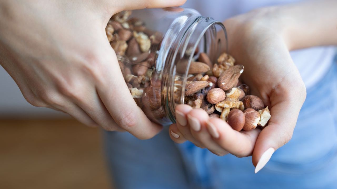 Schimmelige Nahrungsmittel erhöhen das Risiko für Leberkrebs&nbsp;» So kannst du vorbeugen: Achte vor allem bei Nüssen und Gewürzen auf Schimmel und schmeiße sie im Fall des Falles weg. Das Gleiche gilt für verschimmeltes Brot, Obst und Gemüse.