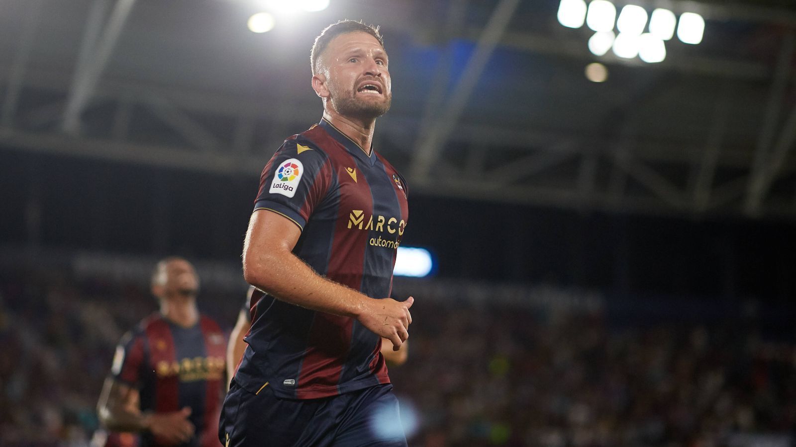 <strong>Shkodran Mustafi</strong><br>
                Als Nachrücker für den verletzten Marco Reus rutschte der Verteidiger von Sampdoria Genua in den WM-Kader und kam bis zu seiner Muskelverletzung im Spiel gegen Algerien zum Einsatz. Nach der WM spielte der 31-Jährige zwei Jahre beim FC Valencia und ist danach bei Arsenal gelandet. Dort aussortiert wechselte er zu Schalke, konnte den Abstieg 2020 jedoch nicht verhindern. Nach zwei Jahren bei UD Levante war er zunächst vereinslos und beendete 2024 seine Karriere, um Co-Trainer der deutschen U17-Nationalmannschaft zu werden.