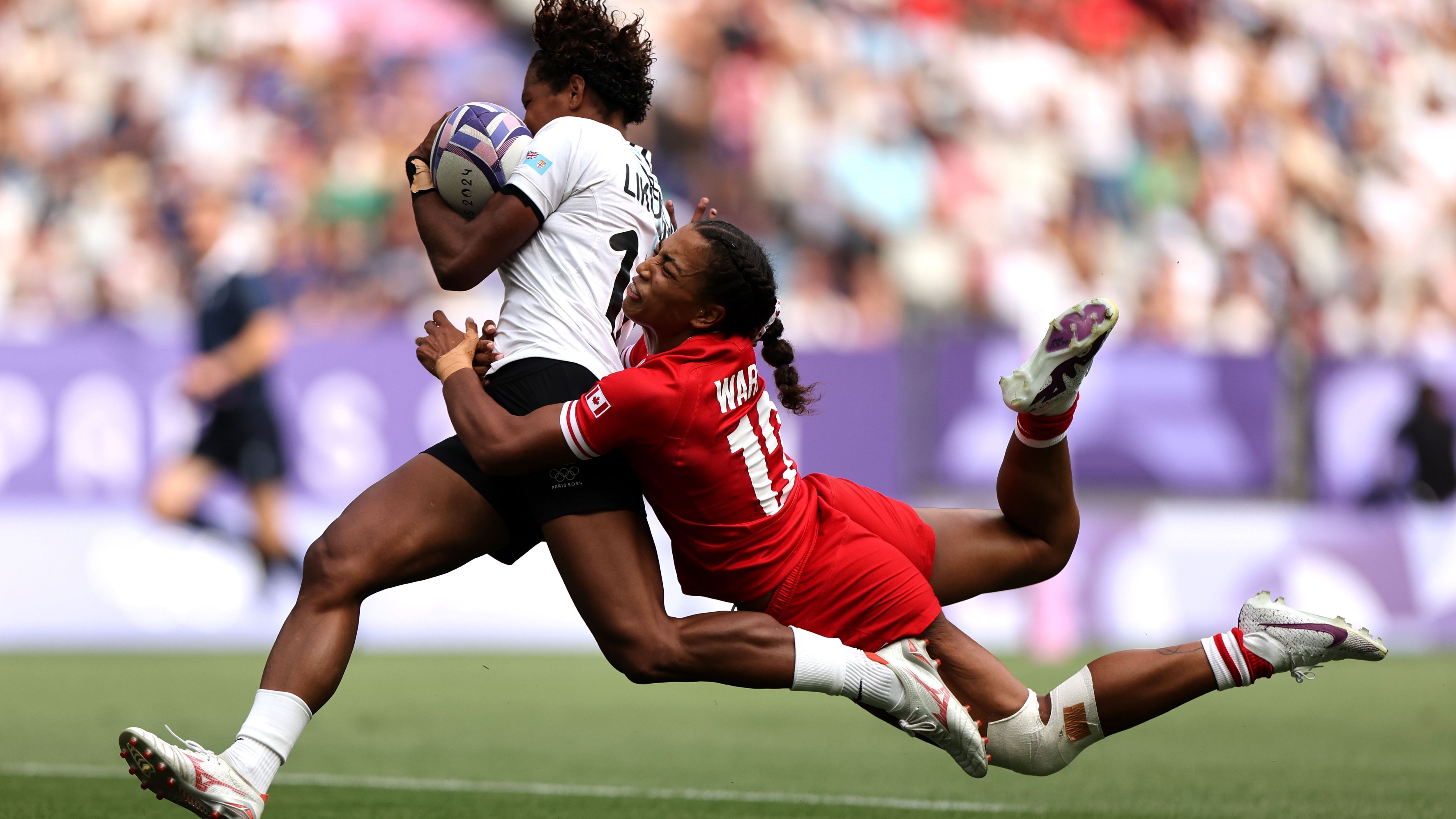 <strong>Olympia 2024: Die besten Bilder des zweiten Tages</strong><br>Das Fidschi-Team der Männer muss sich Frankreich im Finale geschlagen geben, die Frauen sind noch bis Dienstag im Einsatz. Vollen Einsatz zeigt im Gruppenspiel gegen Kanada auch Laisana Likuceva, die trotz des Verteidigungsversuches von Keyara Wardley punktet - zum Sieg reichte das allerdings nicht.