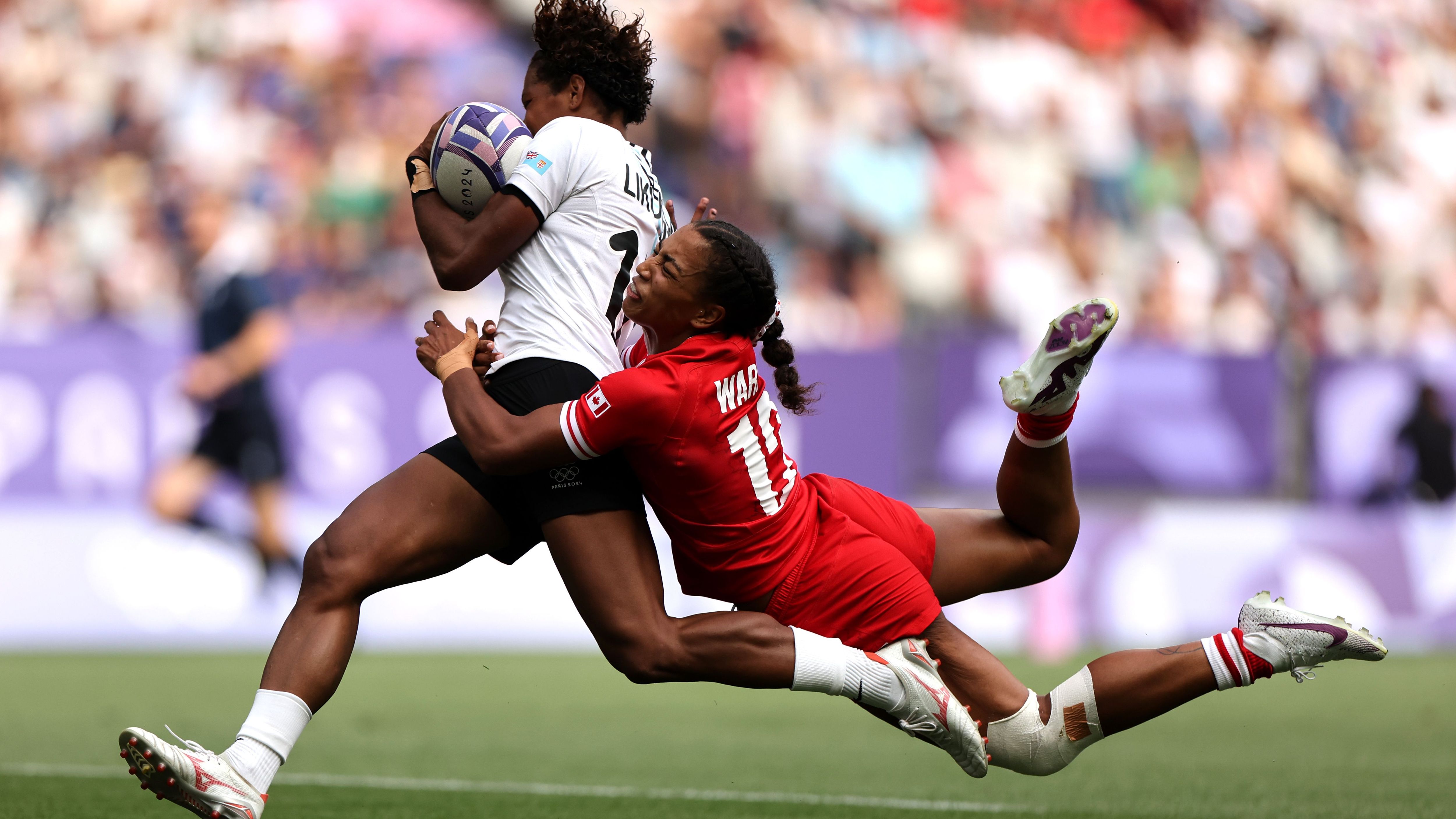 <strong>Olympia 2024: Die besten Bilder des zweiten Tages</strong><br>Das Fidschi-Team der Männer muss sich Frankreich im Finale geschlagen geben, die Frauen sind noch bis Dienstag im Einsatz. Vollen Einsatz zeigt im Gruppenspiel gegen Kanada auch Laisana Likuceva, die trotz des Verteidigungsversuches von Keyara Wardley punktet - zum Sieg reichte das allerdings nicht.