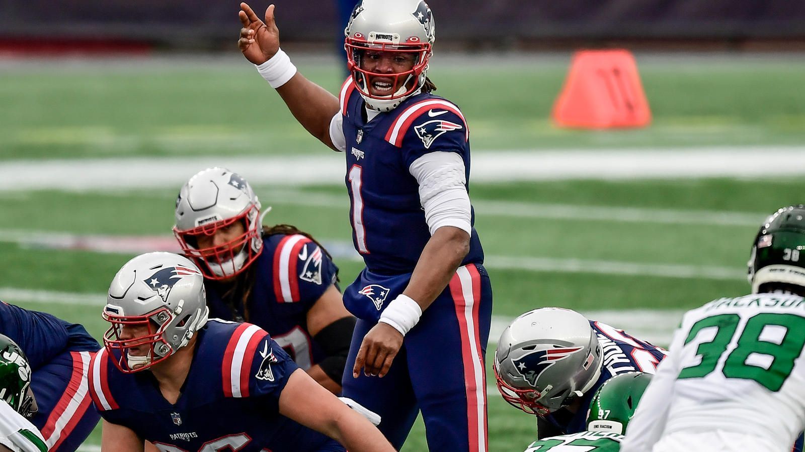 
                <strong>New England Patriots: Offense</strong><br>
                Die Patriots sind viele Baustellen in der Free Agency angegangen, dennoch gibt es in der Offensive Positionen, bei denen Nachholbedarf herrscht. Allen voran auf der Quarterback-Position gehen viele Experten davon aus, dass Cam Newton einen jungen Konkurrenten an die Seite gestellt bekommt. Außerdem muss Julian Edelmans Karriereende aufgefangen werden, Nelson Agholor und Kendrick Bourne werden als Neuzugänge nicht ausreichen. In einer tiefen Receiver-Klasse könnten die Patriots an Tag zwei einen Slot-Receiver verpflichten. 
              