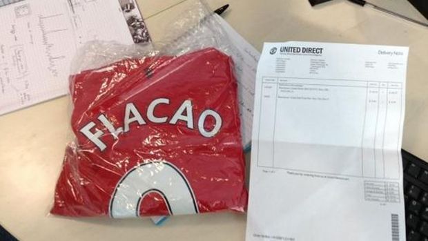 
                <strong>Falcao</strong><br>
                Bei Manchester United wird Falcao nicht glücklich. Nach nur einem Jahr muss er wieder gehen. Ein Fan hat trotzdem ein einmaliges Andenken an den Stürmer.
              