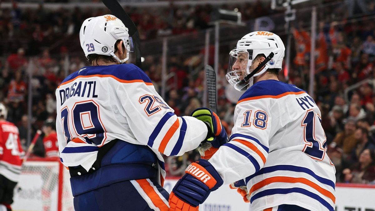 Zach Hyman (r.) und Leon Draisaitl jubeln