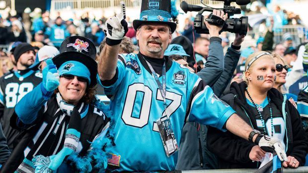 
                <strong>Carolina Panthers</strong><br>
                Von Kopf bis Fuß voll im Panthers-Look. So kann es für diese Fans zum Super Bowl gehen.
              