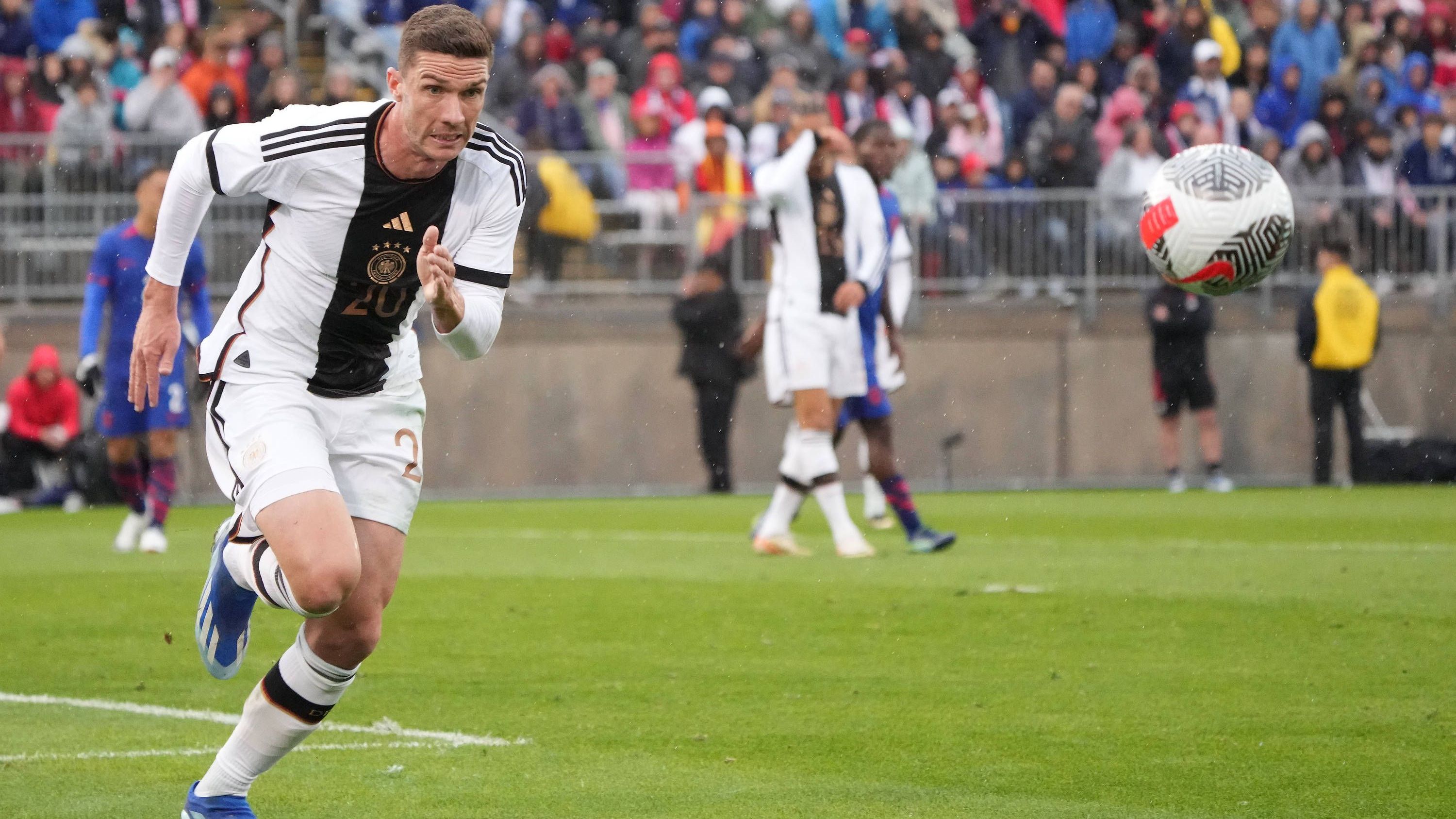 <strong>Gewinner: Robin Gosens</strong><br>Auf der Linksverteidiger-Position dürfte Robin Gosens nach den beiden Startelf-Auftritten in den USA im Duell mit David Raum die Nase vorne haben. Vor allem durch seinen Offensivdrang, wodurch der Union-Profi zwei Treffer vorbereitete, machte Gosens auf sich aufmerksam. Dafür dürfte Nagelsmann über seine defensiven Unzulänglichkeiten hinwegsehen, denn die waren auch erkennbar.