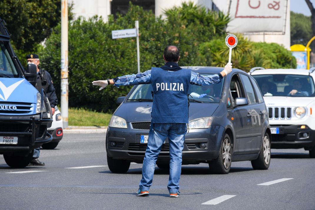 Ein Polizist stoppt ein Auto in Rom.