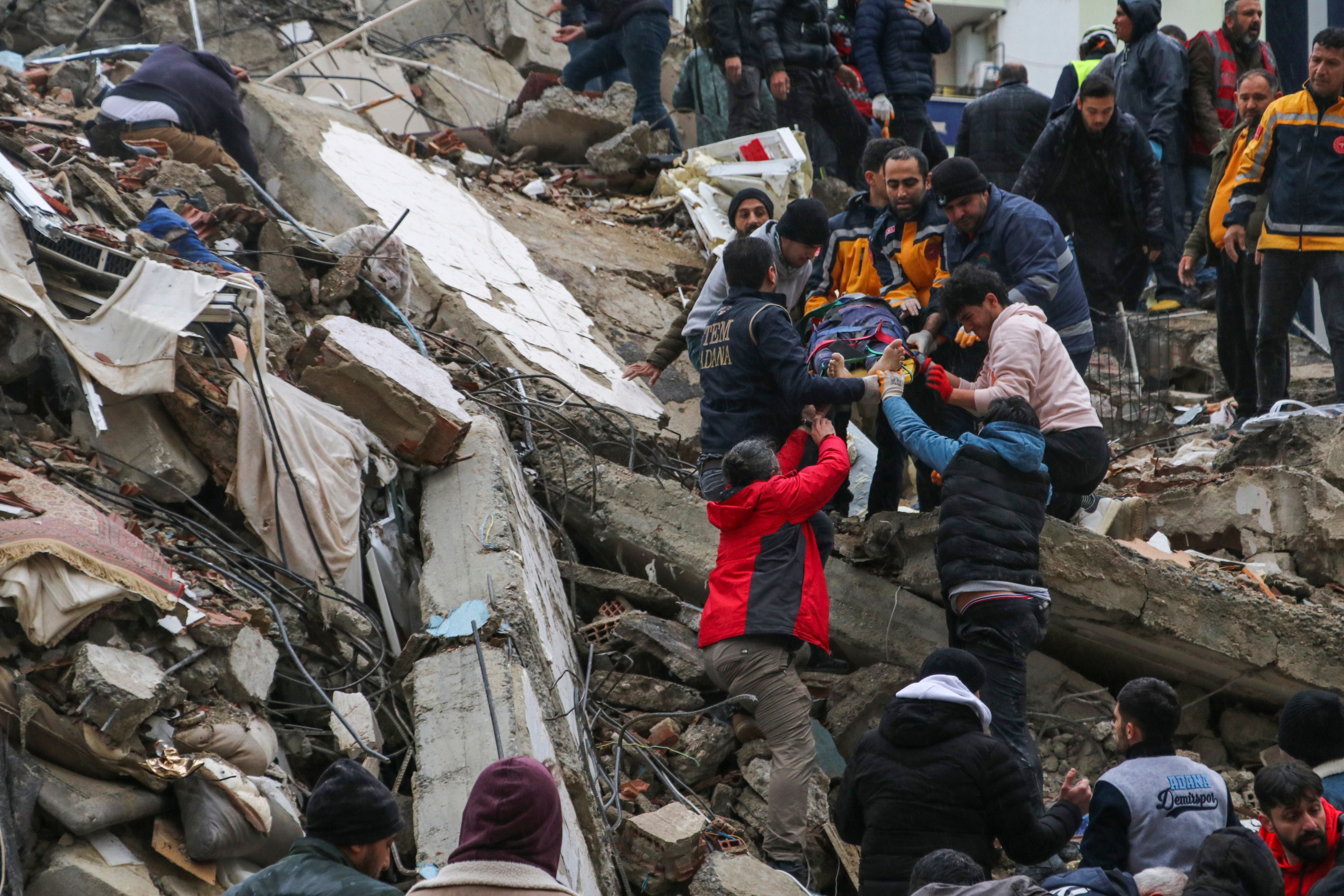 Überall versuchen Rettungskräfte und Helfer, Verschüttete zu bergen, wie auch in Adana in der Türkei.