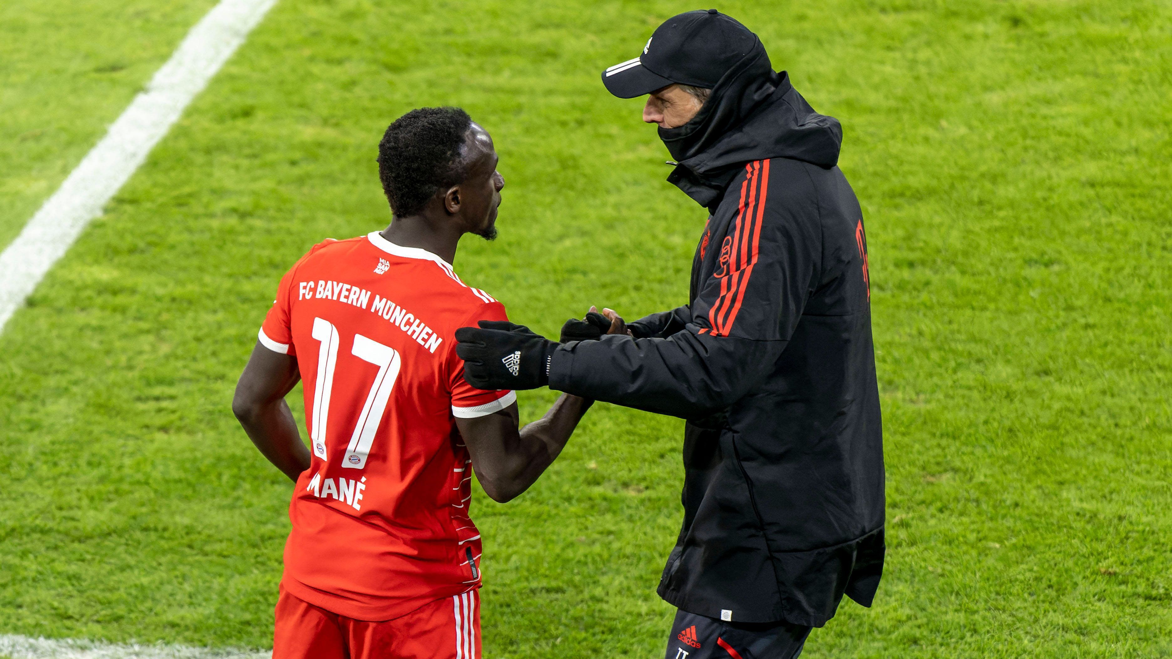 
                <strong>Keine Rolle für Sadio Mane unter Thomas Tuchel?</strong><br>
                Für den Offensivspieler galt der Trainerwechsel als große Chance - doch die Realität sah bisher anders aus. Zumindest in den ersten drei wichtigen Spielen unter Tuchel. In der Liga gegen Borussia Dortmund, im DFB-Pokal gegen den SC Freiburg und in der Champions League gegen Manchester City stand Mane nicht in der Startelf. Und das, obwohl gegen die "Skyblues" Bayerns Neuner Eric-Maxim Choupo Moting ausfiel. Lediglich in der Liga gegen Freiburg setzte Tuchel auf Afrikas Fußballer des Jahres. Vertrauen vom Trainer? Fehlanzeige! Mane scheint auch unter Tuchel nur eine untergeordnete Rolle zu spielen.
              