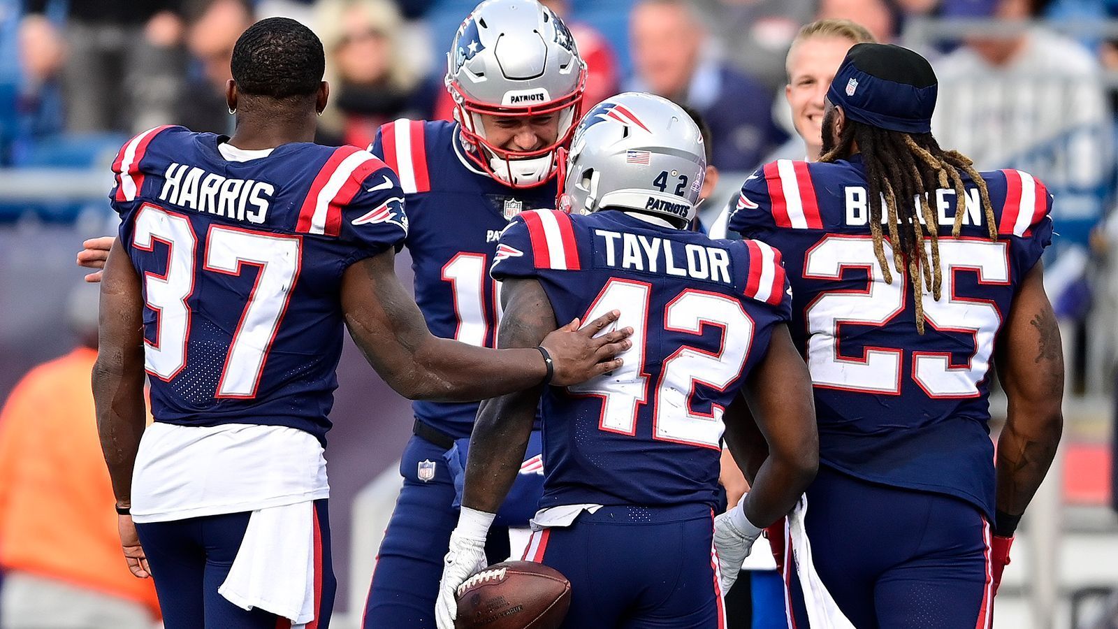 
                <strong>Gewinner: Die Offense der New England Patriots</strong><br>
                Der erste 50-Burger dieser Saison! Die New England Patriots schenkten den New York Jets satte 54 Punkte ein. Mac Jones lieferte mit 307 Passing-Yards und zwei Touchdowns das bislang beste Spiel seiner Rookie-Saison ab. Dazu kam ein überragendes Rushing-Game. Sowohl Damien Harris als auch J.J. Taylor gelangen jeweils zwei Rushing-TDs. Insgesamt sprangen 148 Rushing-Yards am Ende für New England raus. Es war der zweite Sieg der Patriots gegen die Jets in dieser Saison und damit ein Sweep in der AFC East.
              