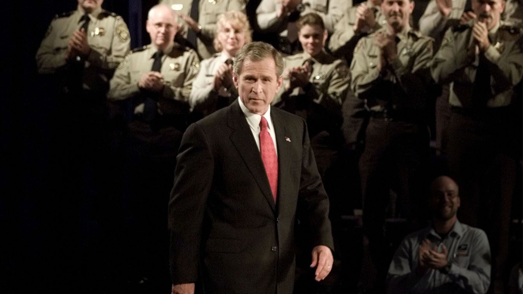 20. Januar 2001 bis 20. Januar 2009: George W. Bush wird mit einem der knappsten Ergebnisse in der Geschichte der Vereinigten Staaten zum Präsident gewählt. In seine Amtszeit fallen die Terrorangriffe vom 11. September 2001.