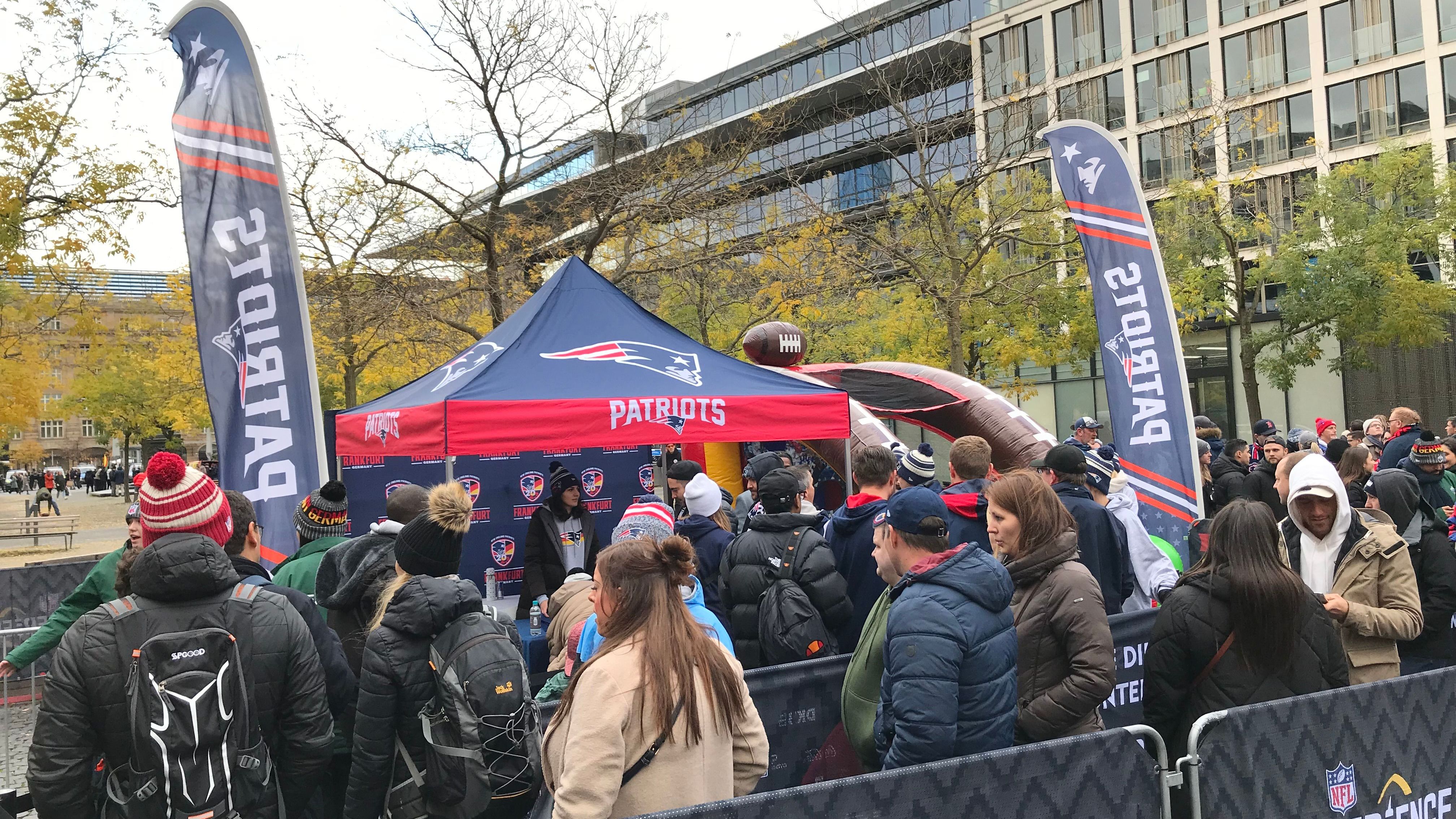 <strong>Ein Autogramm, bitte!</strong><br>Auch am Stand der New England Patriots war einiges los. Die ganze Woche über kamen hier immer wieder Ex-Spieler der in Deutschland beliebten Franchise vorbei, um Fans mit einem Autogramm glücklich zu machen.