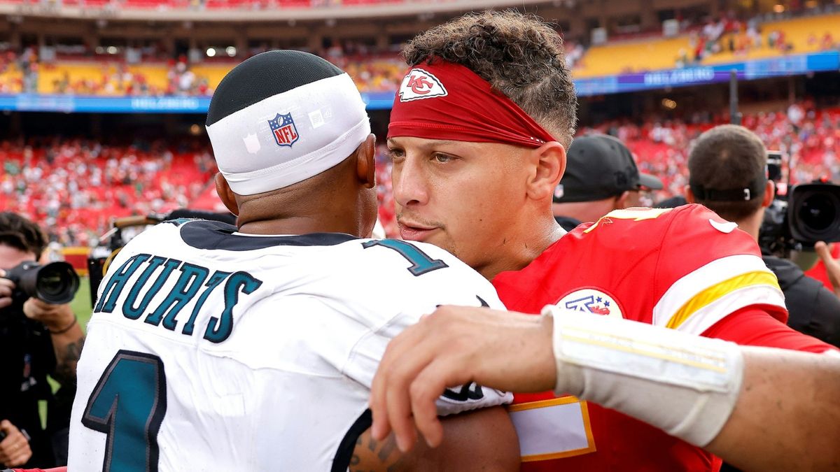 Respektsbekundung: Mahomes umarmt Jalen Hurts nach dem Spiel